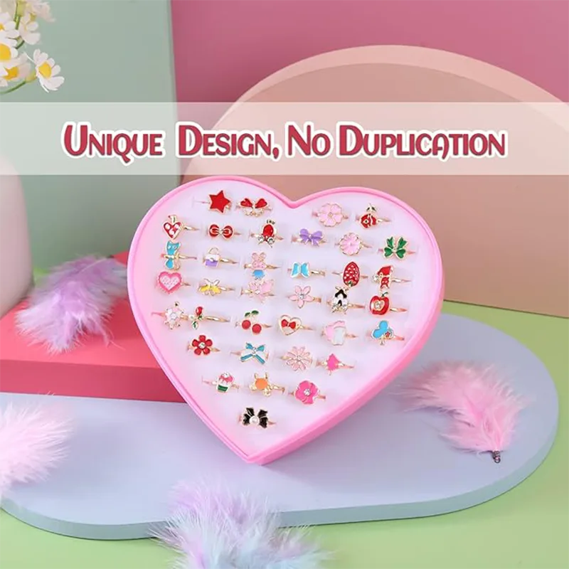 Pierścionek dziecięcy w pudełku